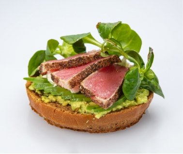 Siera cepums ar kūpināta laša musu